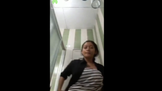 Video Terbaru Pamer Tete di Toilet Umum